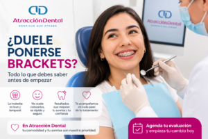 Paciente sonriente con brackets siendo atendida por ortodoncista en clínica dental, tratamiento sin dolor en Atracción Dental